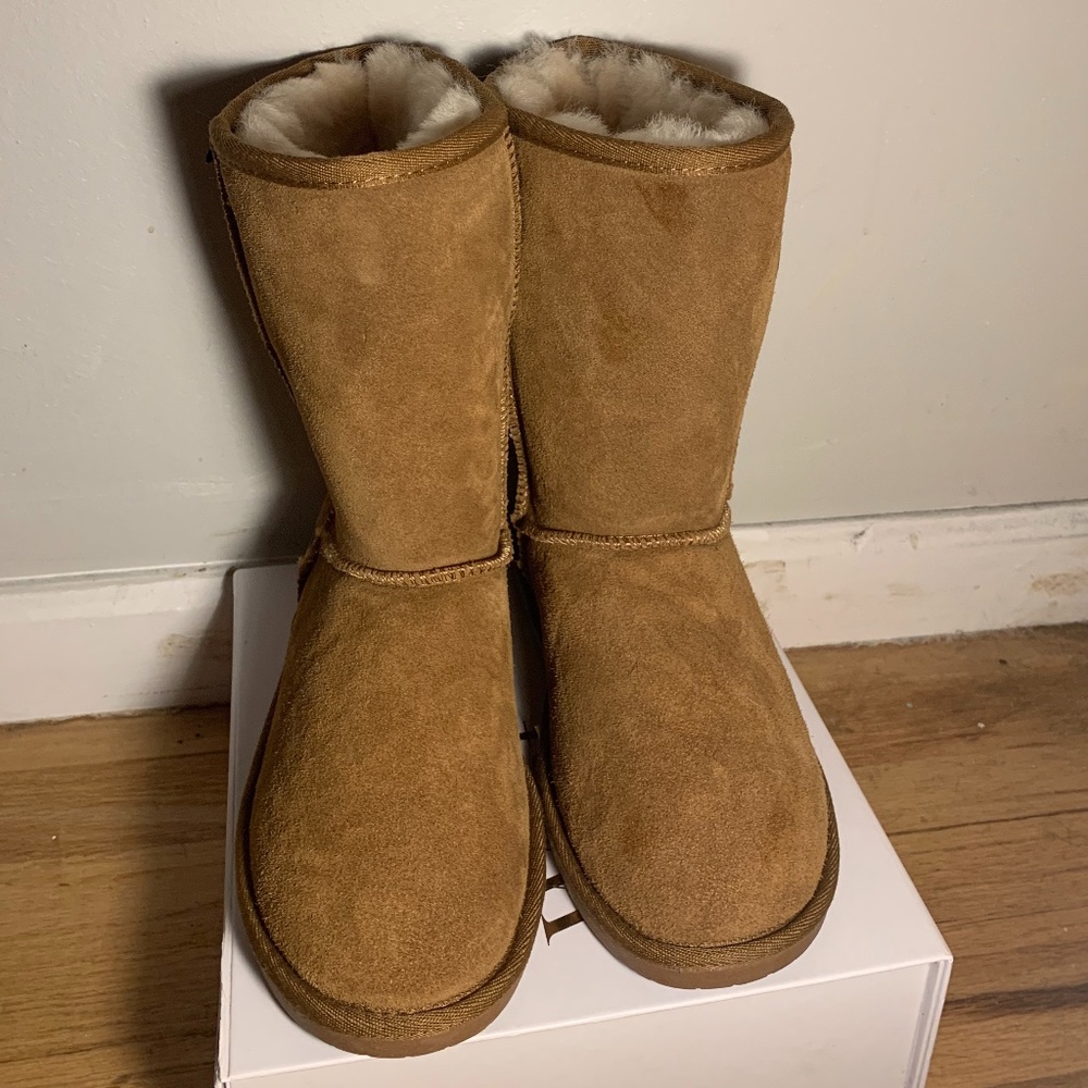 BRAND NEW Tan Minnetonka Olympia Short Boots